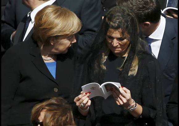 AP - La canciller alemana Angela Merkel junto a la princesa M&#225;xima de Holanda