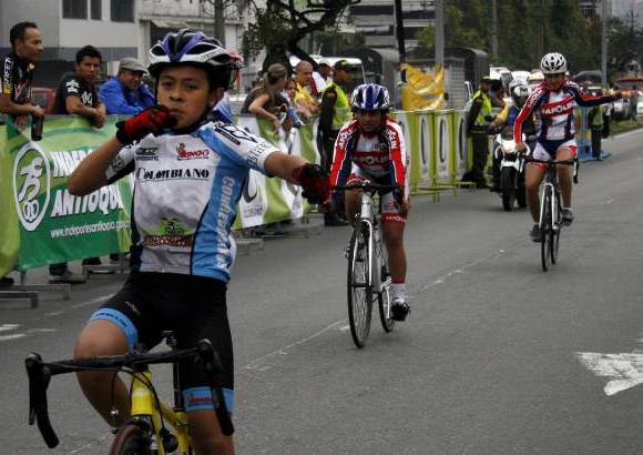 Manuel Saldarriaga - Las estrellas, los pequeños y los veteranos se gozaron la ruta del Clásico EL COLOMBIANO-Indeportes Antioquia.