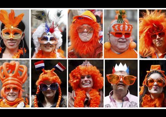 Reuters - El naranja fue el color de los asistentes que querían saludar al nuevo rey de Holanda.