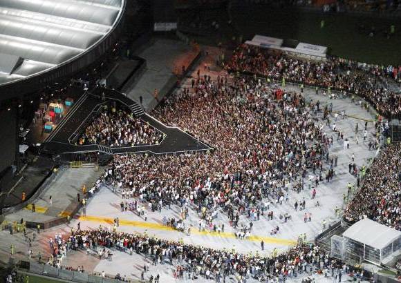Robinson S&#225;enz - Sobrevuele junto con EL COLOMBIANO el concierto de Madonna. Las grader&#237;as se comienzan a llenar cada vez m&#225;s y a nadie le importa la lluvia, ni la espera, todos quieren ver a su artista.