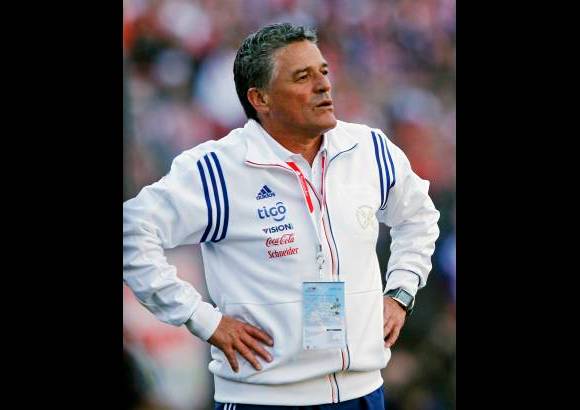 Reuters - Adrián Coria, asistente técnico de Paraguay, estuvo al frente del equipo este domingo tras la sanción al técnico Gerardo Tata Martino, quien no pudo estar presente en el banco.