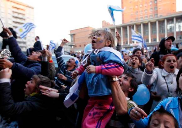 Reuters - Fiesta en las calles de Montevideo, Uruguay.