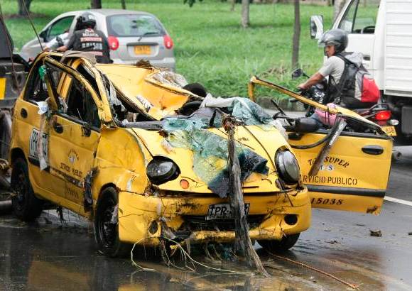 Juan Antonio S&#225;nchez - Un taxi se fue este jueves al r&#237;o Medell&#237;n, tras sacarlo un cami&#243;n de la v&#237;a.