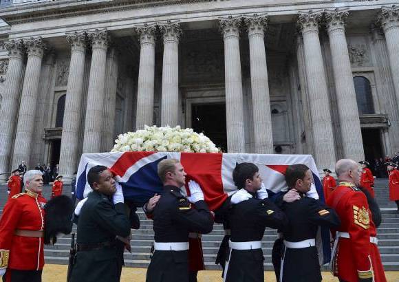 AP - Una bandera cubre el ataúd de la ex primera ministra británica Margaret Thatcher.
