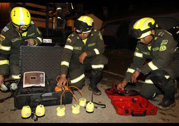 Jaime P&#233;rez - Desde Bogot&#225; se trasladaron equipos especializados en b&#250;squeda y rescate de personas atrapadas en este tipo de emergencias. Rastrean sonido y calor.