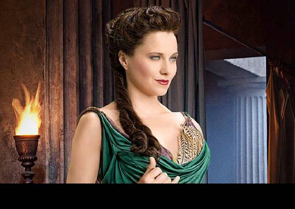 Cortes&#237;a starz.com - Lucretia Batiatus (Lucy Lawless): Es la arrogante viuda de Lentulus. Lucretia fue seriamente herida por Crixus, su amante, durante el &#250;ltimo episodio de Sangre y Arena.