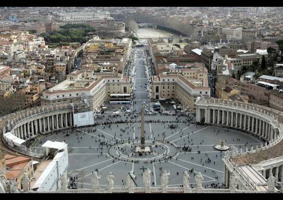 Reuters - La Plaza de San Pedro se ve desde la c&#250;pula de la Bas&#237;lica en El Vaticano.