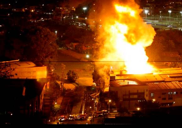 Juan Fernando Cano - Una noche movida se vivi&#243; en el municipio de Sabaneta por cuenta del incendio en la f&#225;brica de pinturas.
