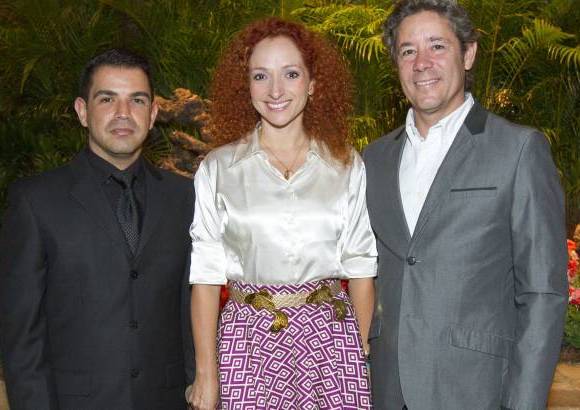 Edwin Bustamante - M&#250;ltiples especies de plantas fueron el deleite de los asistentes al coctel de apertura de Orqu&#237;deas, p&#225;jaros y flores el pasado martes en el Jard&#237;n Bot&#225;nico. En la imagen Juan Esteban Arango, Catherine Villota y Hern&#225;n V&#233;lez.