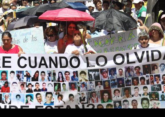 Hern&#225;n Vanegas - Movidos por esa convicci&#243;n de que &quot;uno se muere cuando lo olvidan&quot;, que plasman en pancartas con las que marchan desde hace a&#241;os para reclamar con terquedad por sus desaparecidos, cientos de familiares de estas v&#237;ctimas se congregaron en Granada para compartir su dolor. Y para gritar otra vez: &#191;d&#243;nde est&#225;n?