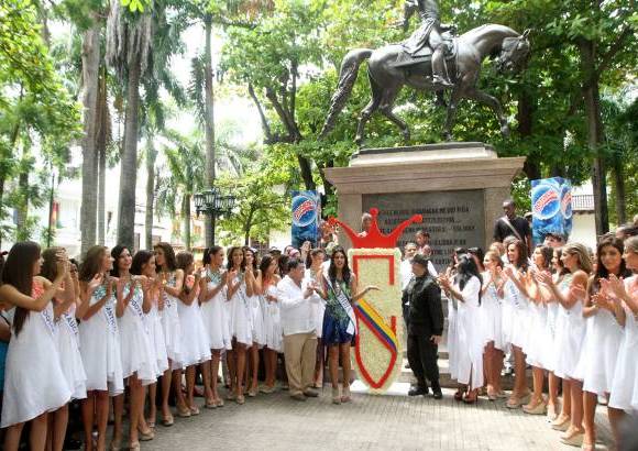 Colprensa - Las reinas depositaron una ofrenda floral en el monumento al Libertador Sim&#243;n Bol&#237;var.