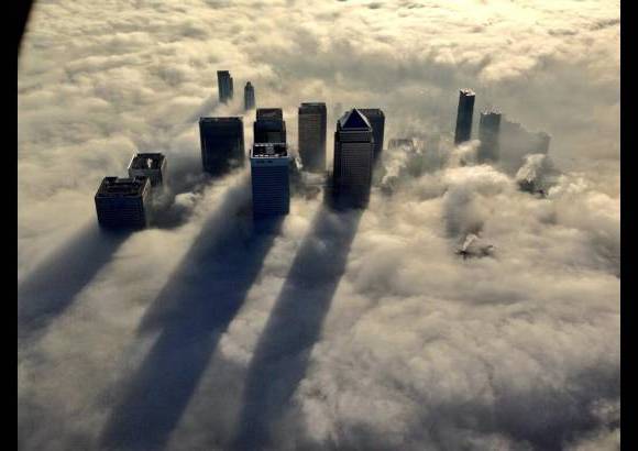 Reuters - Fotograf&#237;a tomada desde un helicoptero de la Polic&#237;a Metropolitana de Londres sobre el distrito financiero de Canary Wharf.