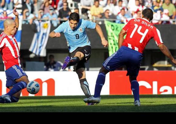 Reuters - Luis Suárez, en el minuto 11, pisa el área y cruza el balón a Justo Villar para marcar el primero.