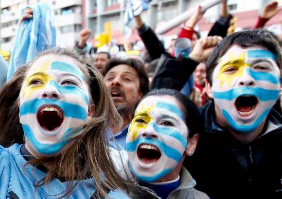 Reuters - La fiesta de los hinchas de la Celeste.