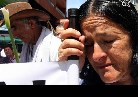 Hern&#225;n Vanegas - Hombre, mujeres, viejos, j&#243;venes, ni&#241;os... las v&#237;ctimas del horror de la desaparici&#243;n forzada en Colombia. Dos hijos asesinados y otros dos desaparecidos son la causa de la profunda tristeza que habita en Mar&#237;a Amparo y que no se aleja con el paso de los a&#241;os.