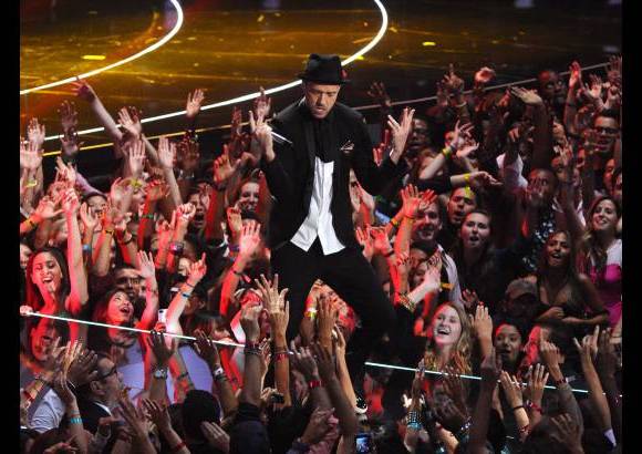 AP - Justin Timberlake se presenta en los Premios MTV. Fue el ganador de la noche.