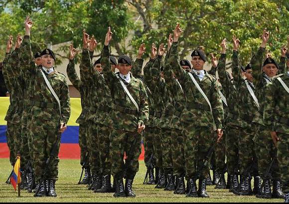 Cortesía Presidencia - Esteban Santos, el hijo del presidente Santos, hizo parte del grupo de soldados del Contingente Bolívar que juró bandera este miércoles en el Fuerte Militar de Tolemaida.