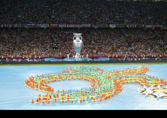 Reuters - Con sus propios movimientos, dibujaron sobre una lona azul la pierna de un futbolista, las manos de un portero, la chilena de un jugador y el premio final: el gol.