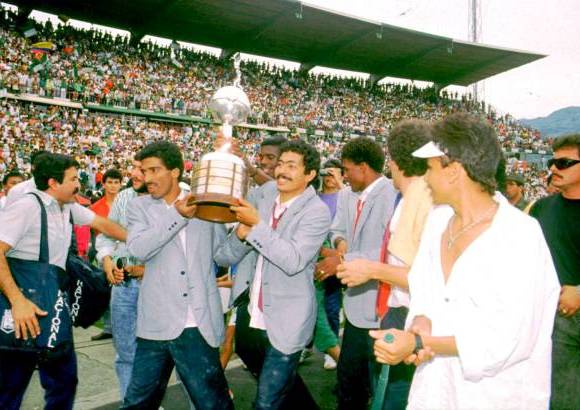 - Medellín se paralizó para recibir los campeones y una caravana de vehículos repletos que llegaba desde Bogotá.