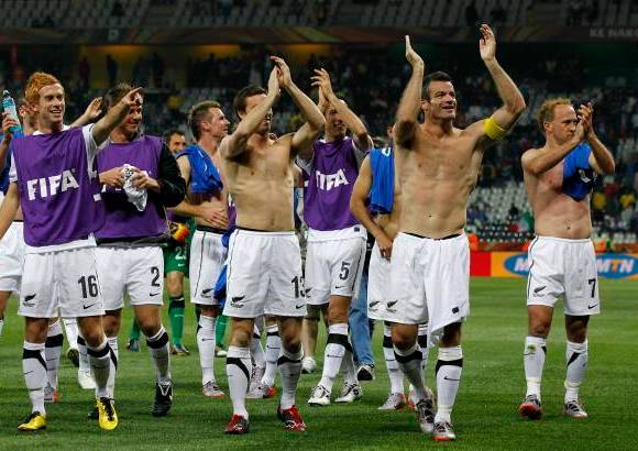 AP - La felicidad de los jugadores de Nueva Zelanda después de empatar con Italia.