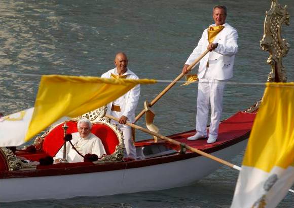 Reuters - Cuatro veteranos gondoleros llevaron a Benedicto XVI en un trayecto de algo m&#225;s de quince minutos.