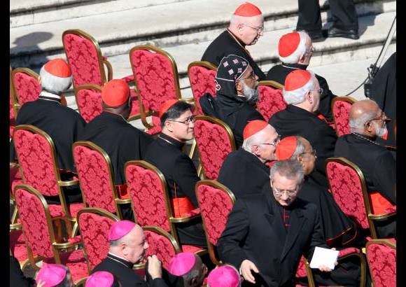 AP - Ante el p&#243;rtico de la imponente Bas&#237;lica de San Pedro, los purpurados, sentados en sillas y de cara a la plaza, aguardaban la llegada del pont&#237;fice, de 86 a&#241;os,...