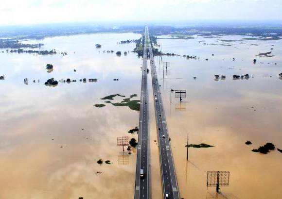 AP - Las extendidas inundaciones del monzón, tifones y tormentas han infligido estragos sin precedentes en la región, dejando más de 600 muertos o desaparecidos en la India, Tailandia, las Filipinas, Japón, China, Pakistán y Vietnam en los últimos cuatro meses.