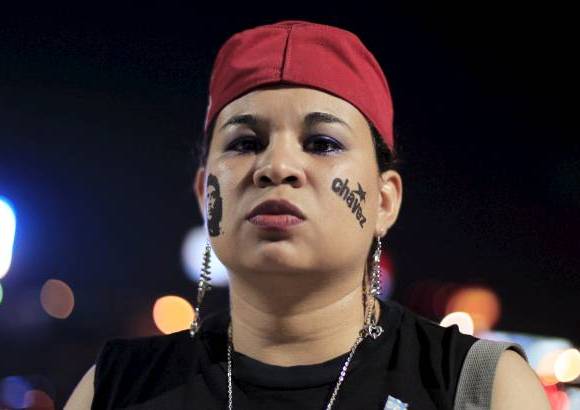 Reuters - Una mujer chavista, con el nombre del l&#237;der venezolano escrito en su rostro, acudi&#243; a una plaza de San Salvador.