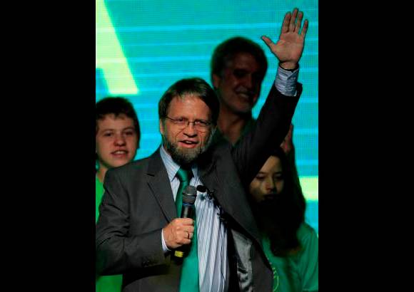 Reuters - "Contamos ya con una voz colectiva que retumba a lo ancho y a lo largo de Colombia, que nos permite afirmar que si somos suficientemente innovativos, zanahoriamente innovativos, vamos a ganar la segunda vuelta para impulsar ese cambio cultural del que les he hablado", dijo.