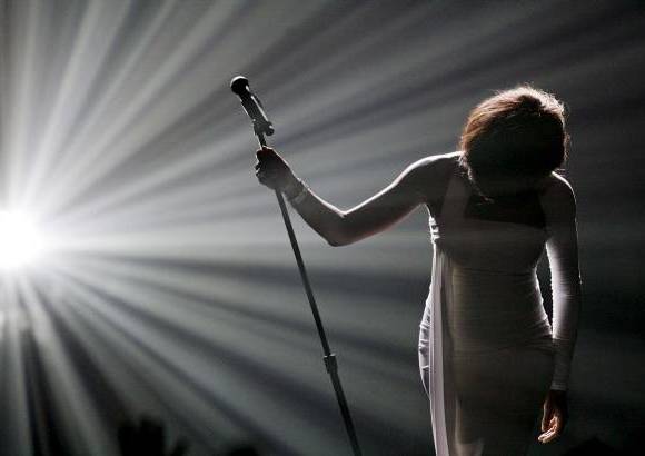 Reuters - Houston logr&#243; volver a lo m&#225;s alto en 2009, cuando de nuevo fue n&#250;mero uno en ventas en Estados Unidos con su &#250;ltimo &#225;lbum I Look to You, el primero en siete a&#241;os, periodo en el que su imagen cay&#243; en picada.