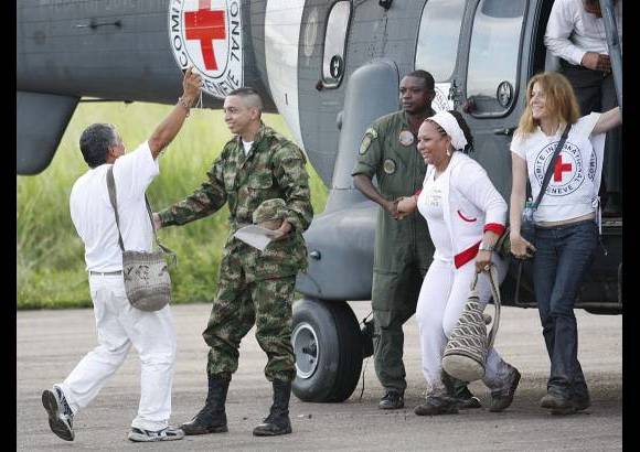 Mario Franco, Colprensa - La emoci&#243;n del momento del encuentro entre Pablo Emilio Moncayo y su padre Gustavo Moncayo.