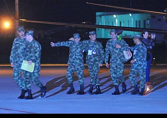 José Herchel Ruiz, Colprensa - Tras su paso por Villavicencio (Meta), los uniformados fueron trasladados a Bogotá, donde son sometidos a diversos controles médicos.