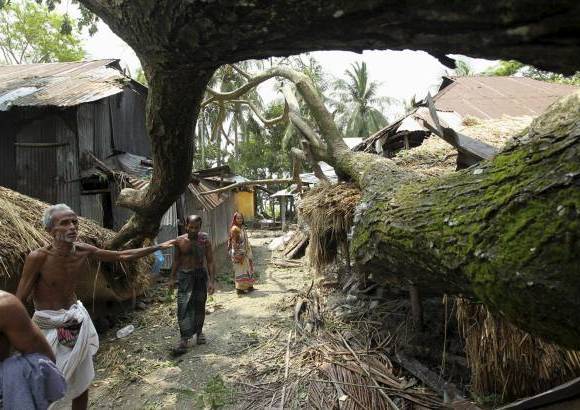 Reuters - Fuertes vientos impactaron Asia, afectando comunidades.