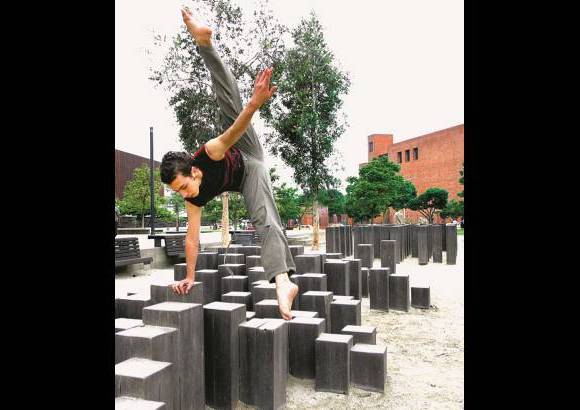 FOTO EL COLOMBIANO - El Parque de los Pies Descalzos es un lugar para el encuentro ciudadano, el sano esparcimiento y la comuni&#243;n con la naturaleza. Fue inaugurado el 7 de diciembre de 1998 y forma parte de los programas de recuperaci&#243;n arquitect&#243;nica y urban&#237;stica desarrollados por las Empresas P&#250;blicas de Medell&#237;n.