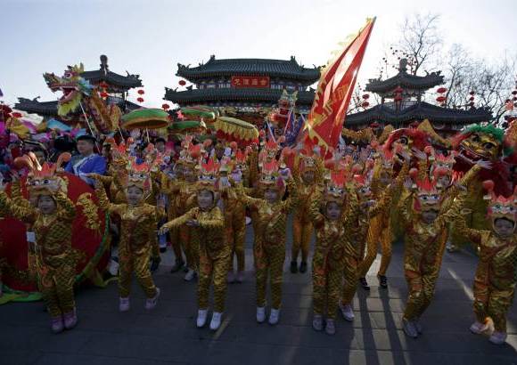 Reuters - Los niños son los que más disfrutan con el inicio del Festival de Primavera.
