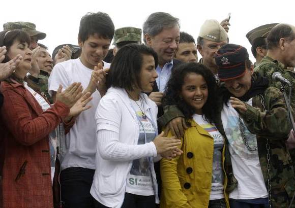 Colprensa-Andr&#233;s Torres - El sargento Arbey Delgado Argote fue recibido por su familia con flores y abrazos.