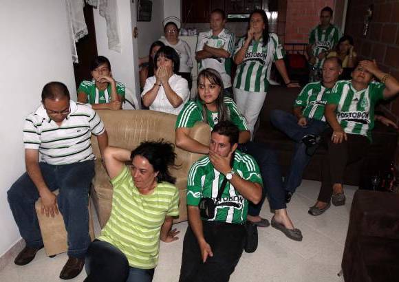 Manuel Saldarriaga - En la casa de Sebastián Pérez su familia tuvo una tarde con picos altos y bajos. Don Enrique Pérez, doña Sandra Cardona, el primo Johnny Pérez (los de adelante) y sus demás familiares, tuvieron sentimientos encontrados por culpa de Nacional.