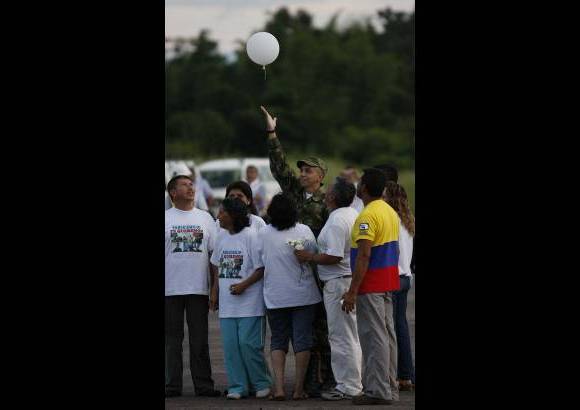 Mario Franco, Colprensa - Pablo Emilio fue recibido con bombas y flores blancas.