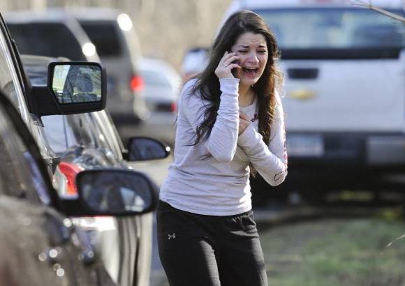 Foto AP - Una masacre se present&#243; este viernes en una escuela primaria en Connecticut.