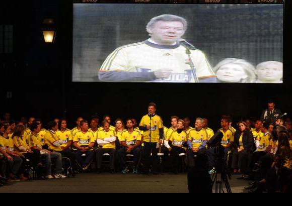 Colprensa - Esta es la primera vez que la Selección Colombia recibe una bandera de un tamaño de 70 por 40 metros, para su confección se utilizaron 2.800 metros de tela, su peso final fue de 400 kilos.