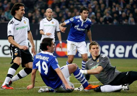 Reuters - Partido de vuelta de octavos de final de la Liga de Campeones disputado en la Veltnis Arena de Gelsenkirchen ante 52.000 espectadores