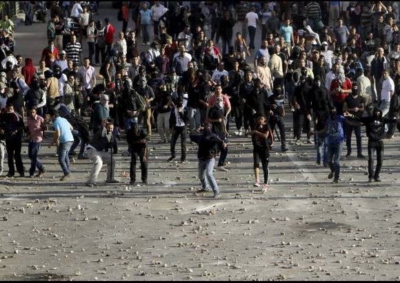 - Por lo menos 80 personas resultaron heridas este viernes en choques entre partidarios y opositores de los Hermanos Musulmanes en el centro de El Cairo, Egipto.