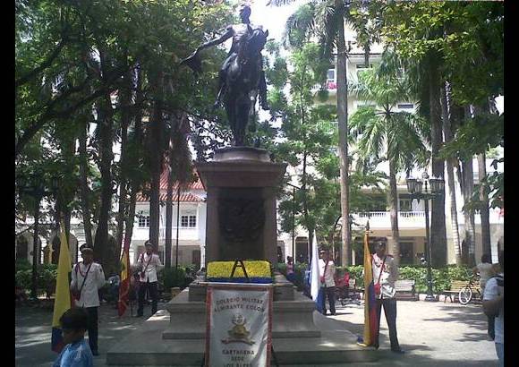 Colprensa - Los estudiantes del Colegio Almirante Colón hicieron guardia de honor en el parque de Bolívar, en Cartagena, donde se depositó una ofrenda floral.