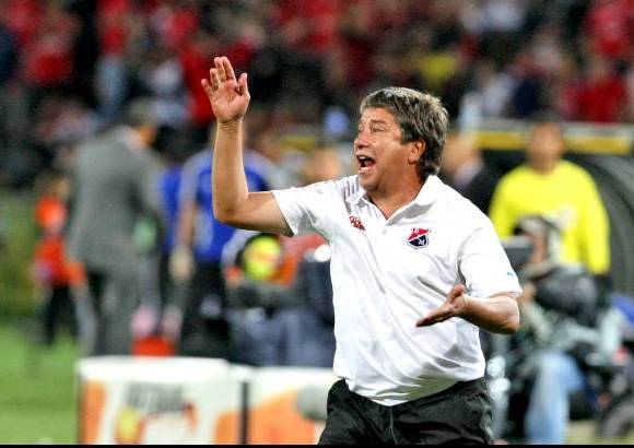 Juan Antonio S&#225;nchez - El t&#233;cnico Bolillo G&#243;mez y su desespero desde el banco.