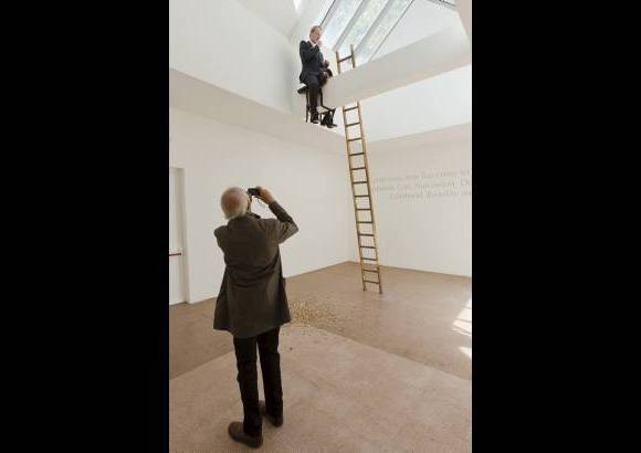 AP - La instalaci&#243;n Danae del artista ruso Vadim Zacharov tambi&#233;n llama la atenci&#243;n de los visitantes.