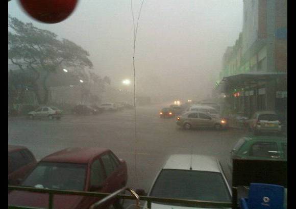 Cortesía Mauricio Llano - La intensa lluvia, acompañada de granizo y fuertes vientos, paralizó las principales vías de Medellín y parte del Área Metropolitana. Por fortuna, no hubo personas lesionadas.