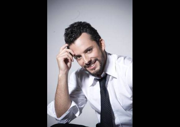 Cortesía Canal Caracol - Torpe por amor. Nikolás Rincón, el forense Martín Villa de Infiltrados, está encantado con su personaje ya que le aporta el toque cómico a la serie. Martín es una especie de genio de la medicina, que se vuelve torpe cuando ve a la teniente Paulina Angarita, de quien está enamorado.