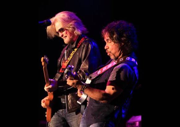 AP - Los veteranos Daryl Hall & John Oates cantan en un concierto en Pensilvania, Estados Unidos.