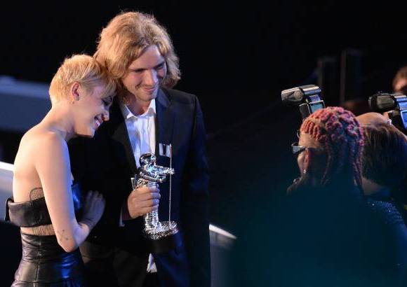 AFP - Una llorosa Miley Cyrus permiti&#243; que un joven sin hogar aceptara su premio al video del a&#241;o, en un acto completamente opuesto al del a&#241;o pasado, cuando dej&#243; al mundo boquiabierto bailando atrevidamente con Robin Thicke en el escenario.