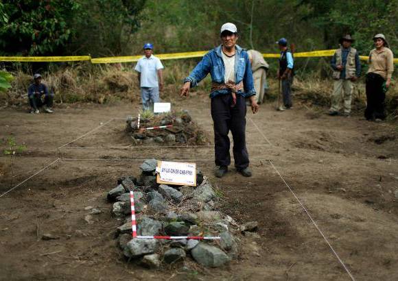 AP - Allí se hallaron 21 restos humanos, entre ellos los de ocho niños y un neonato, dijo a The Associated Press Luis Rueda, el arqueólogo forense jefe de la operación.